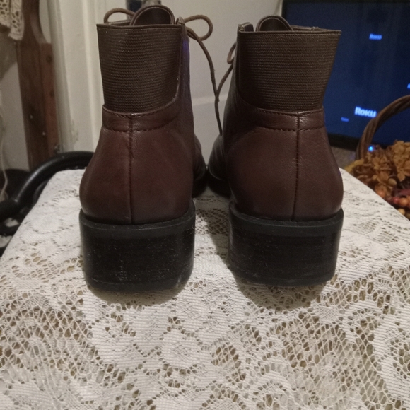 Liz Claiborne Flex "Leda" Lace Up Leather Ankle Boots - Picture 4 of 7